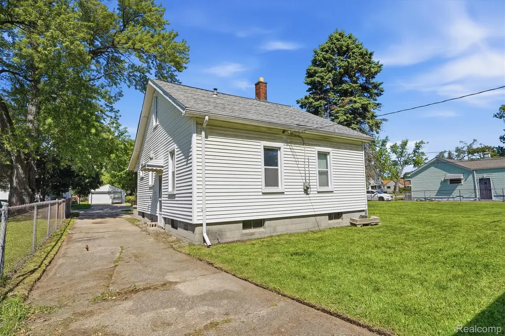 21966 Curie Avenue Warren City MI 48091
