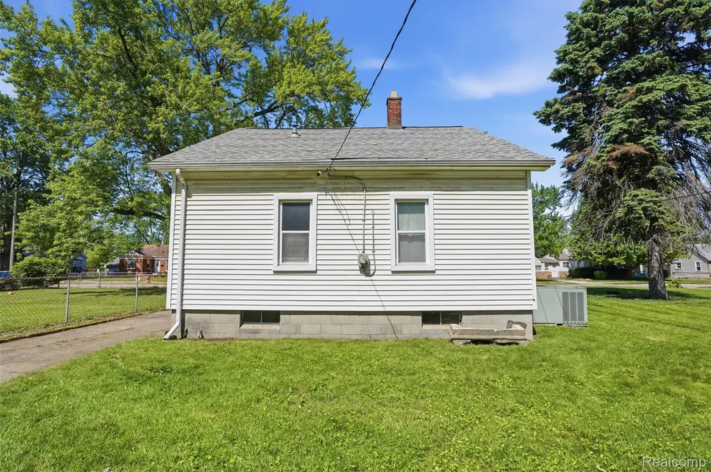 21966 Curie Avenue Warren City MI 48091