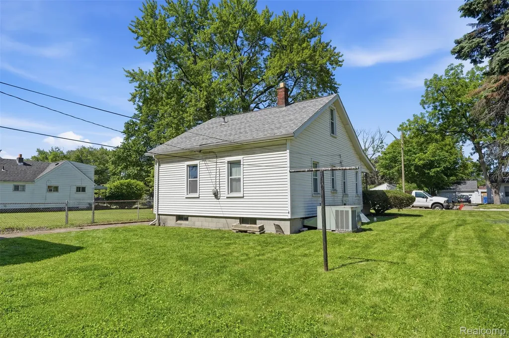21966 Curie Avenue Warren City MI 48091