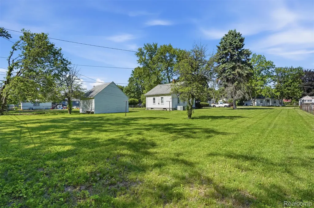 21966 Curie Avenue Warren City MI 48091