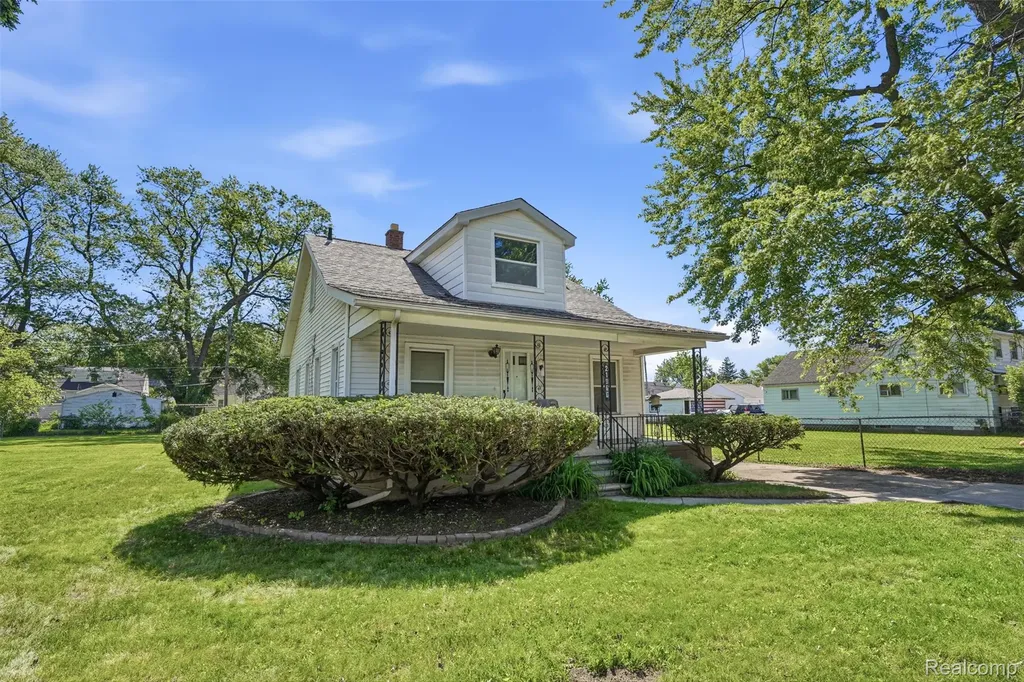 21966 Curie Avenue Warren City MI 48091