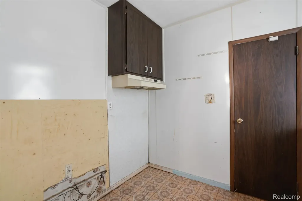 21966 Curie Avenue Warren City MI 48091