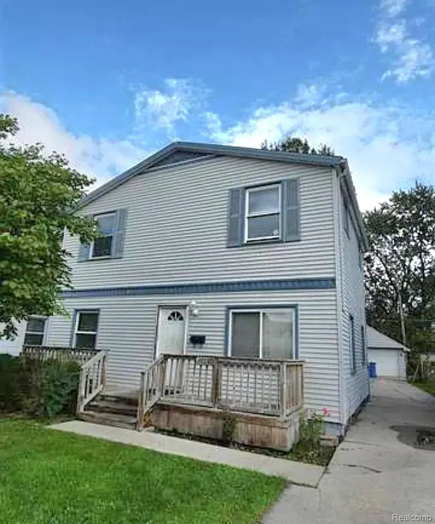 21840 Cunningham Avenue Warren City MI 48091