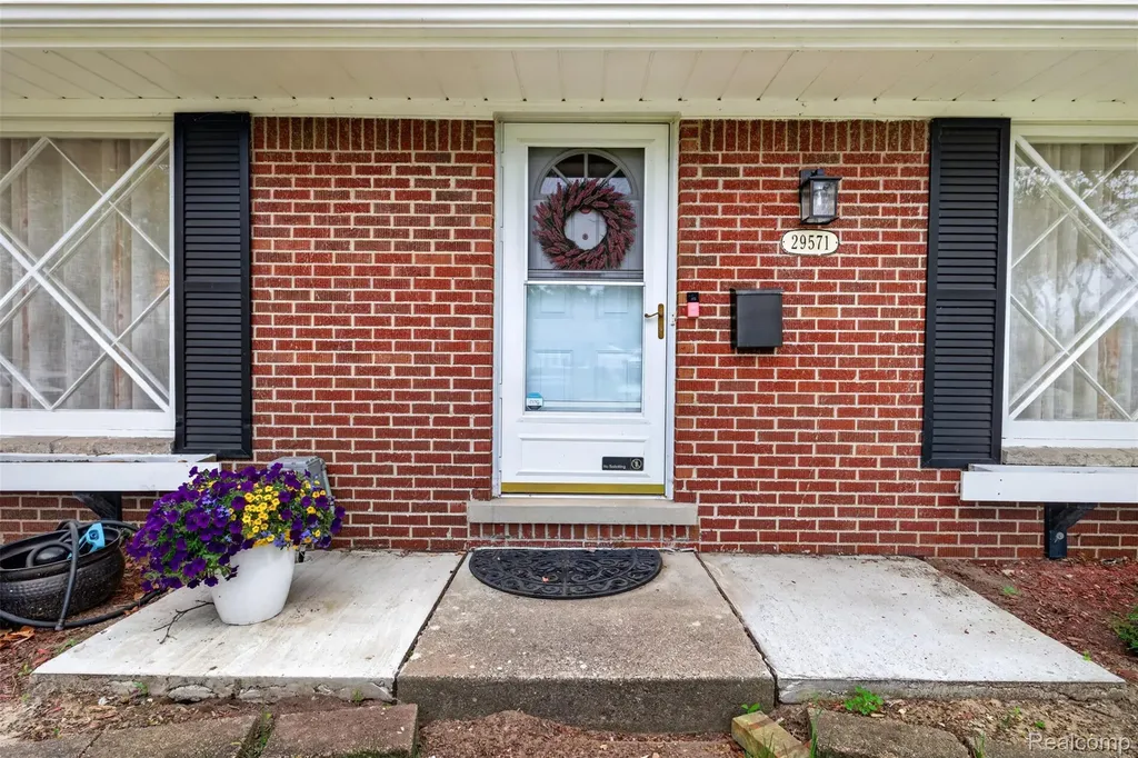 29571 Lori Street Livonia City MI 48154