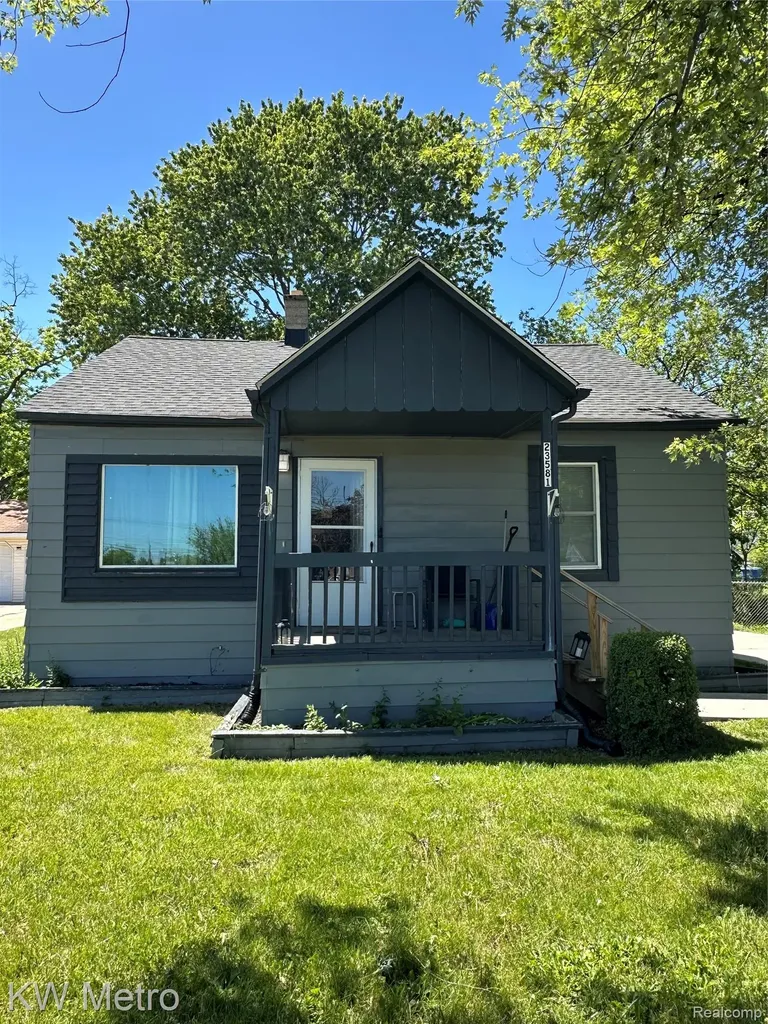 23581 Wagner Avenue Warren City MI 48089