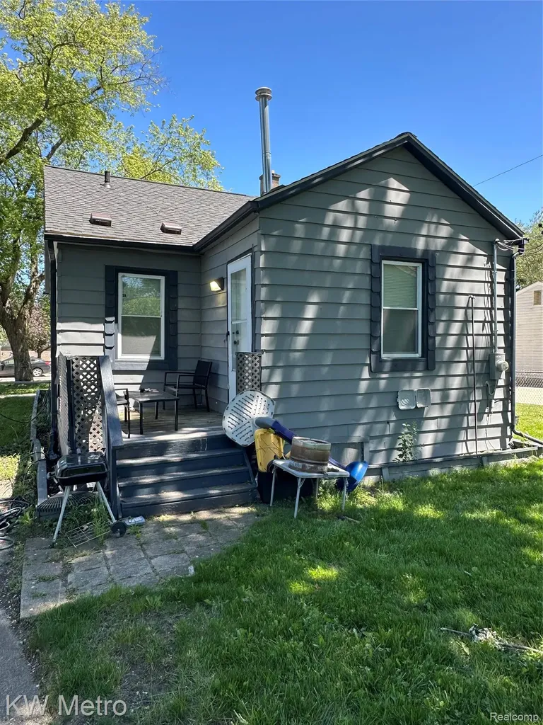 23581 Wagner Avenue Warren City MI 48089