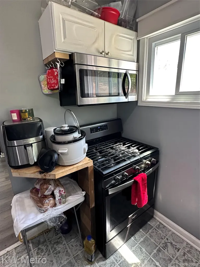 23581 Wagner Avenue Warren City MI 48089