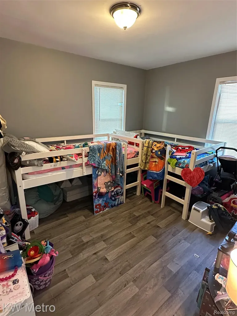 23581 Wagner Avenue Warren City MI 48089