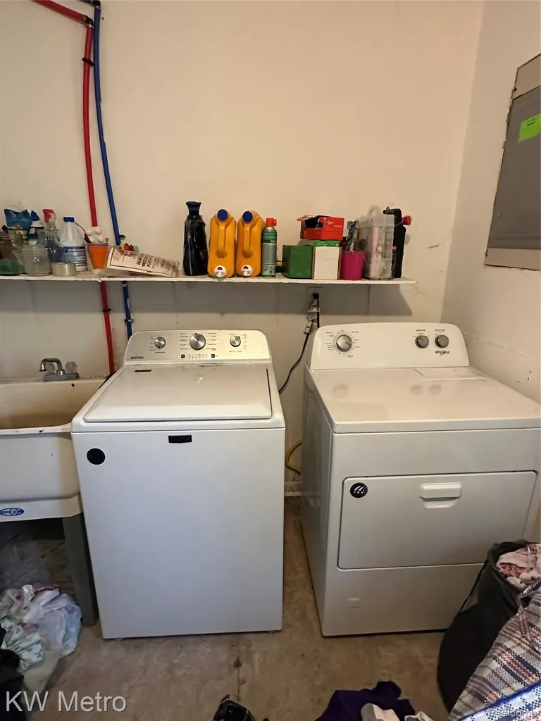 23581 Wagner Avenue Warren City MI 48089