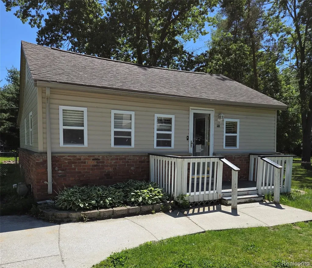 941 Burlingham Street Oxford Charter Township MI 48371