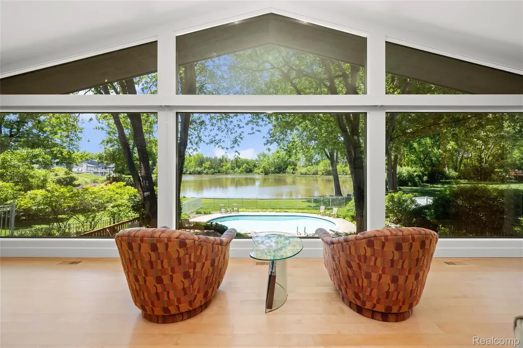 4700 S Valleyview Road West Bloomfield Charter Township MI 48323