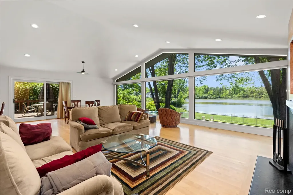 4700 S Valleyview Road West Bloomfield Charter Township MI 48323