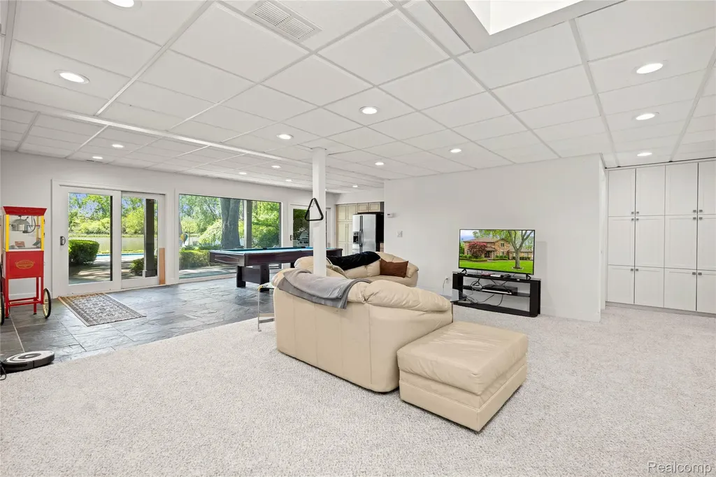 4700 S Valleyview Road West Bloomfield Charter Township MI 48323