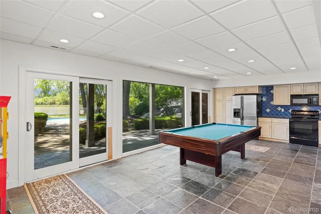 4700 S Valleyview Road West Bloomfield Charter Township MI 48323