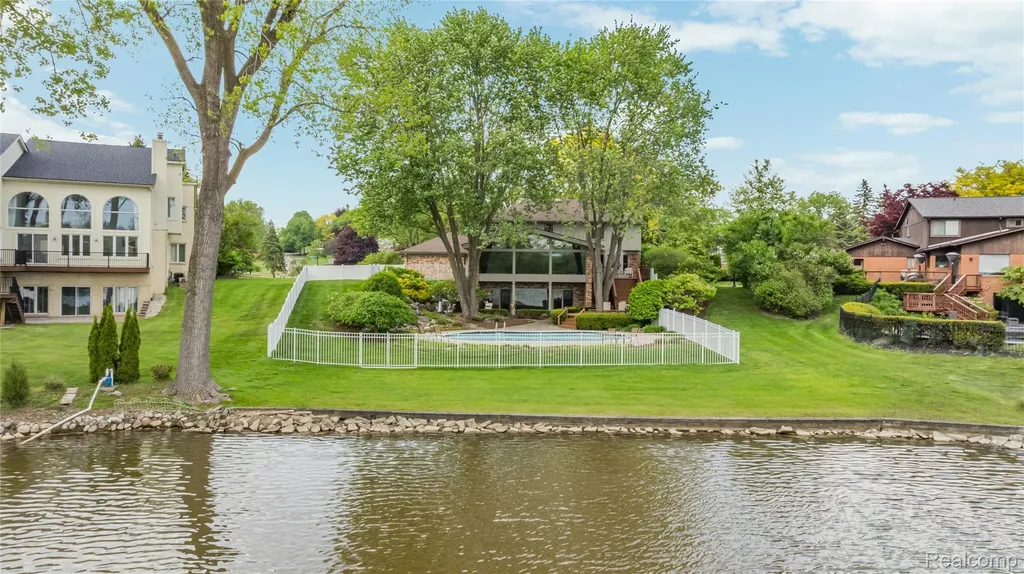 4700 S Valleyview Road West Bloomfield Charter Township MI 48323