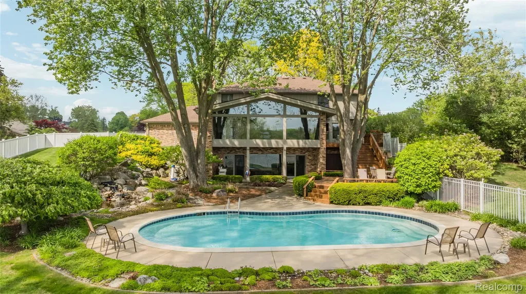 4700 S Valleyview Road West Bloomfield Charter Township MI 48323