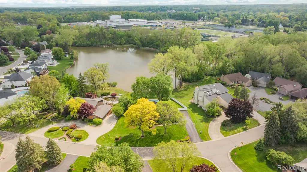 4700 S Valleyview Road West Bloomfield Charter Township MI 48323