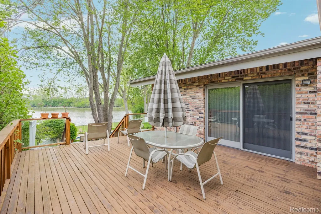 4700 S Valleyview Road West Bloomfield Charter Township MI 48323