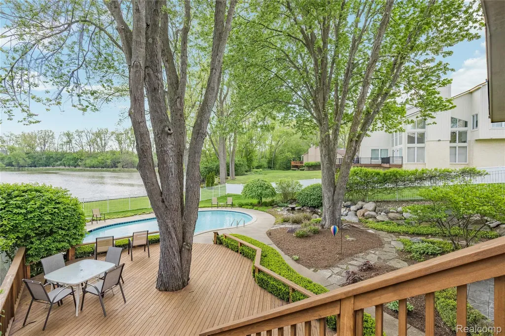 4700 S Valleyview Road West Bloomfield Charter Township MI 48323