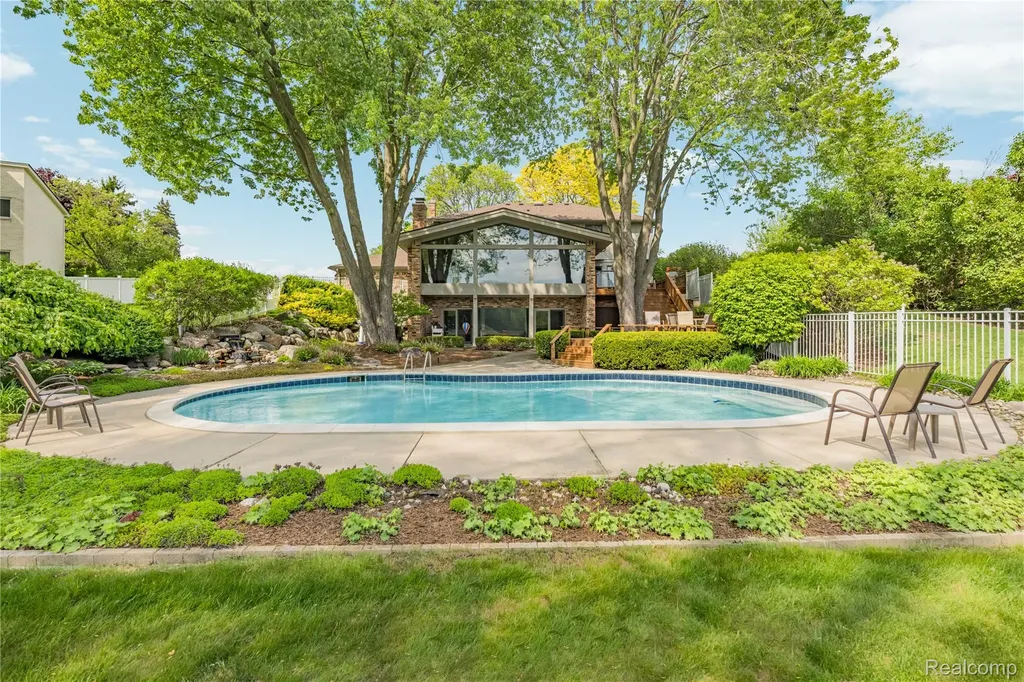 4700 S Valleyview Road West Bloomfield Charter Township MI 48323