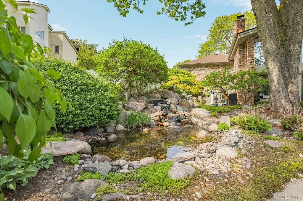 4700 S Valleyview Road West Bloomfield Charter Township MI 48323