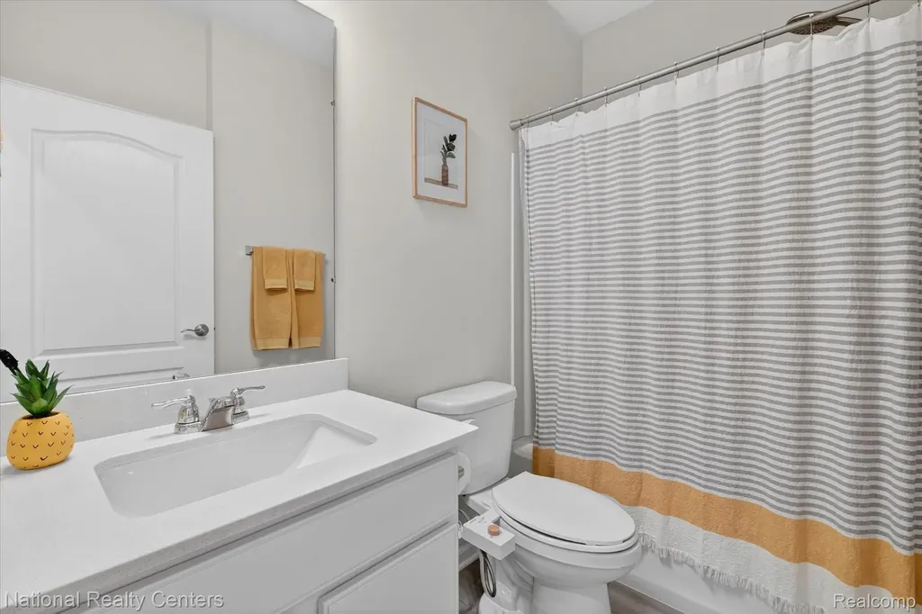 38681 Chasewood Court Farmington Hills City MI 48335