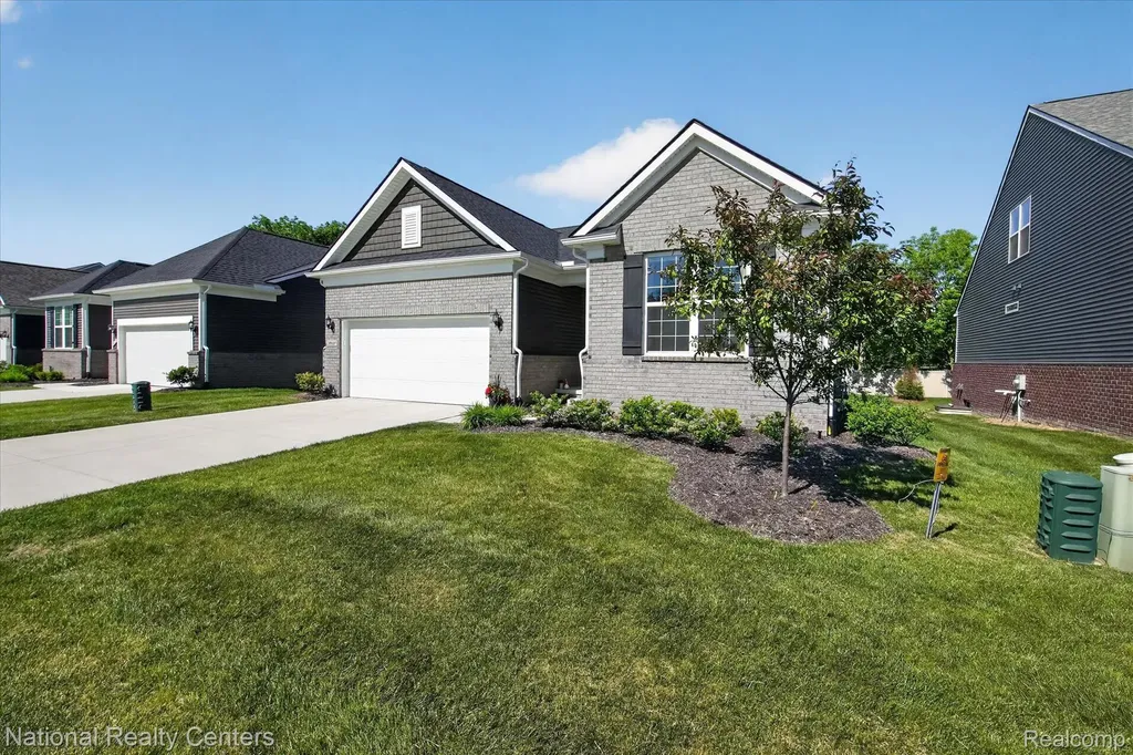 38681 Chasewood Court Farmington Hills City MI 48335