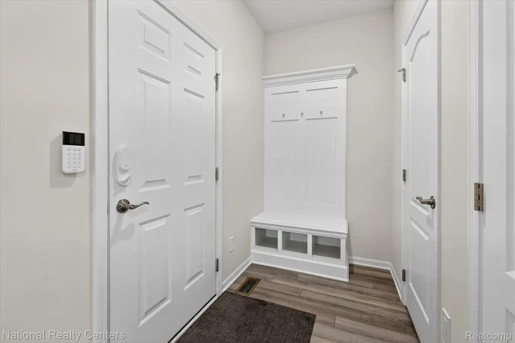 38681 Chasewood Court Farmington Hills City MI 48335