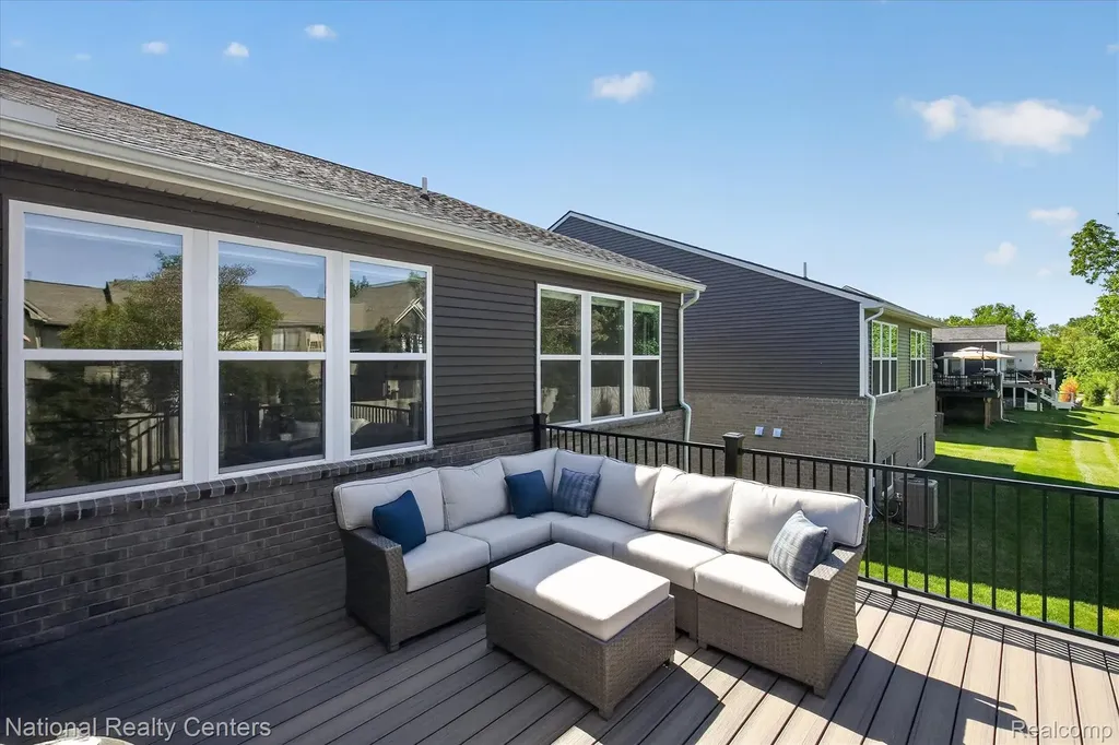 38681 Chasewood Court Farmington Hills City MI 48335