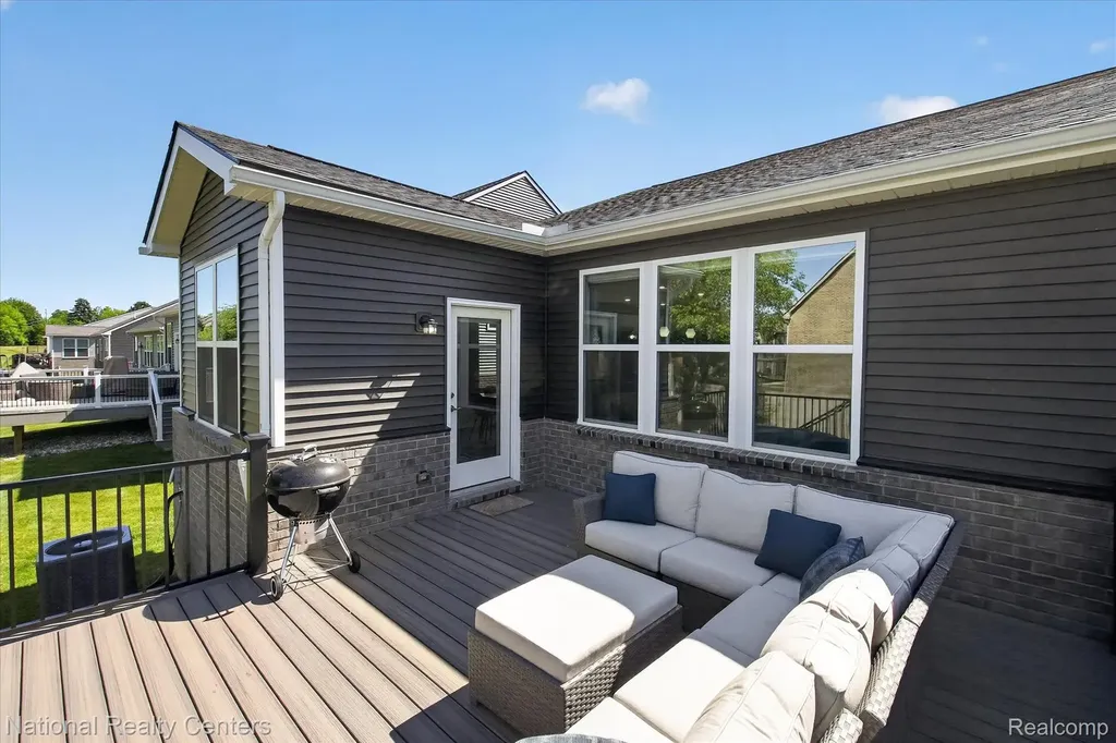 38681 Chasewood Court Farmington Hills City MI 48335