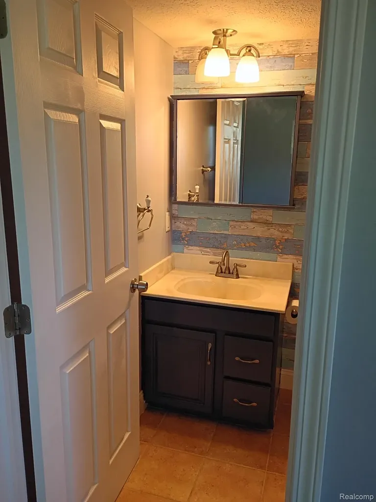 9766 Amanda Drive Handy Township MI 48836