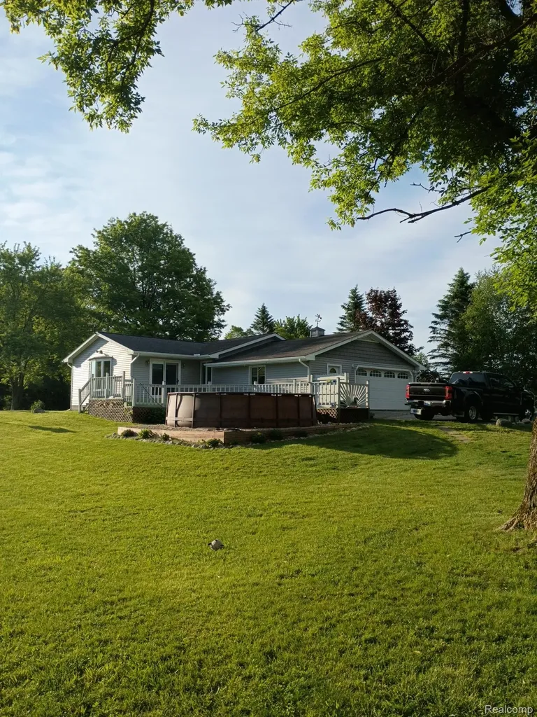 9766 Amanda Drive Handy Township MI 48836