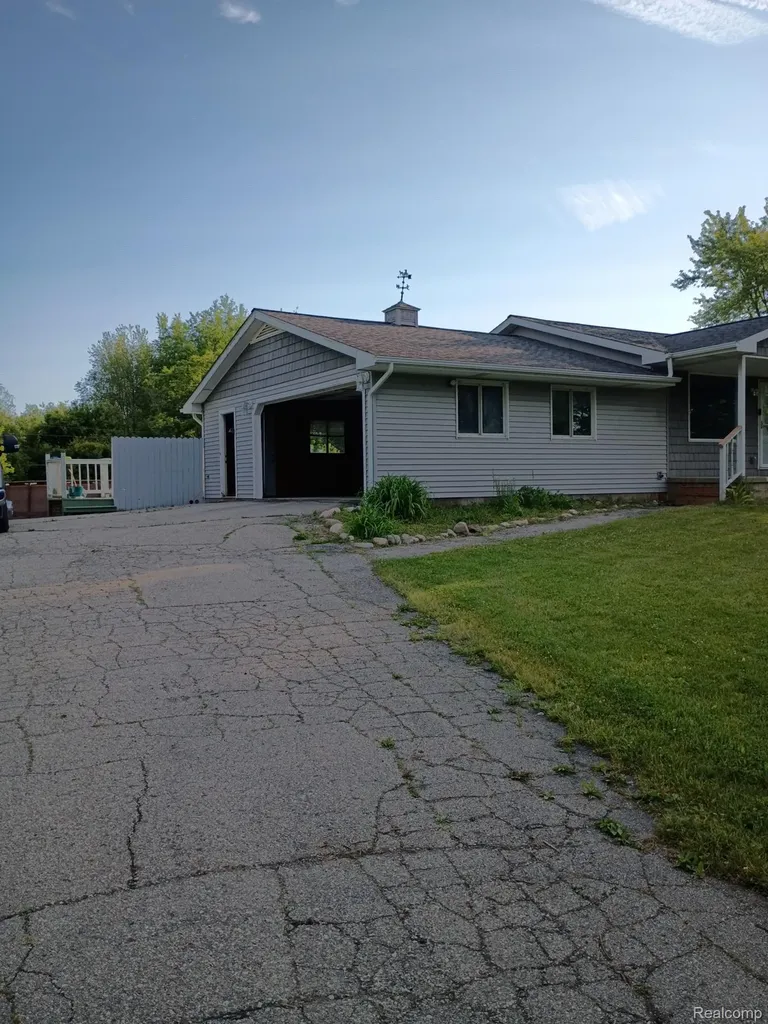 9766 Amanda Drive Handy Township MI 48836