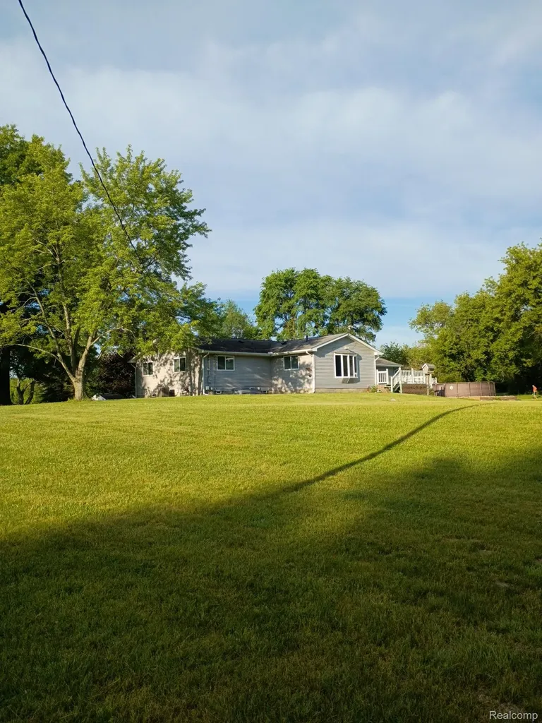 9766 Amanda Drive Handy Township MI 48836