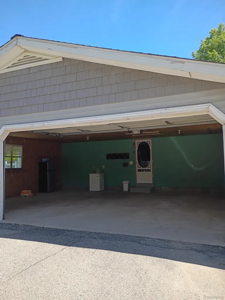 9766 Amanda Drive Handy Township MI 48836