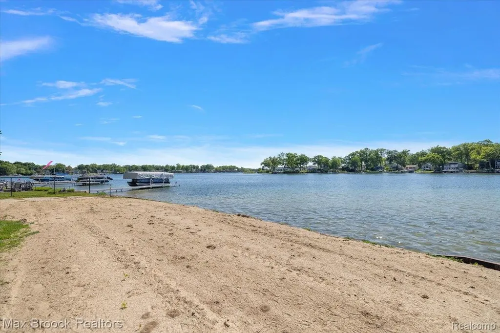 6431 Prairie Lawn Waterford Charter Township MI 48329