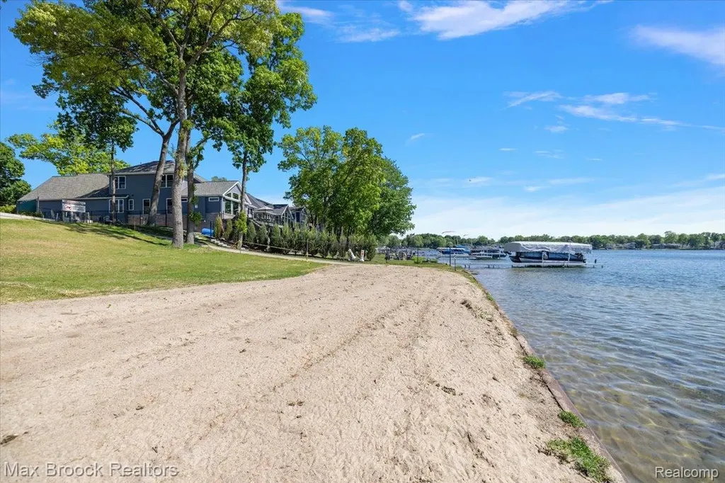 6431 Prairie Lawn Waterford Charter Township MI 48329
