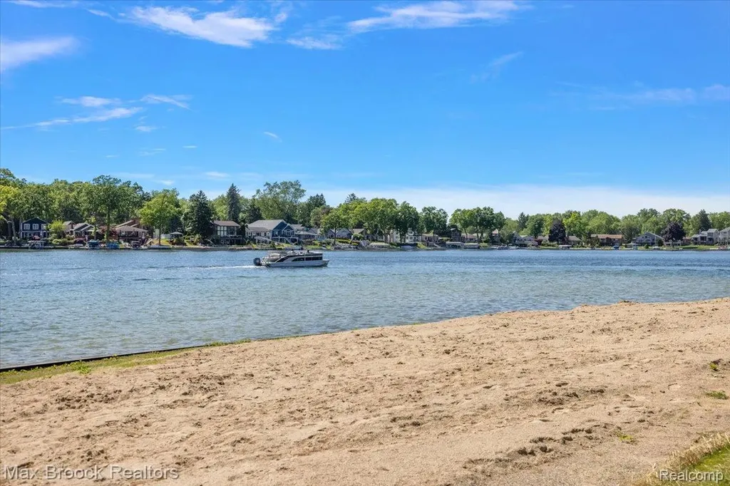 6431 Prairie Lawn Waterford Charter Township MI 48329