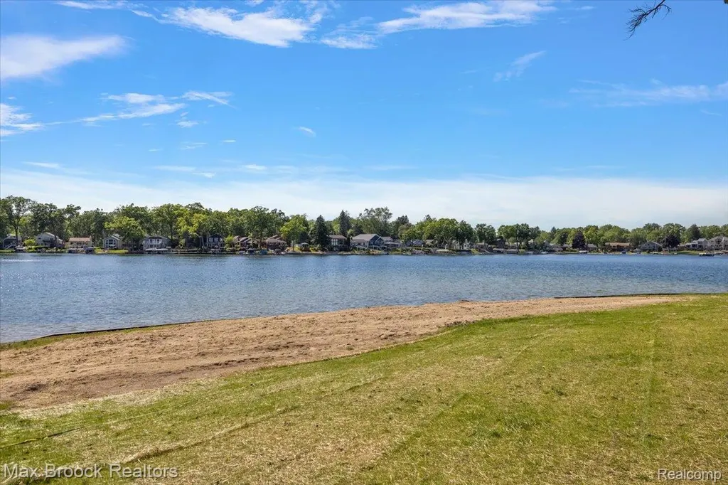 6431 Prairie Lawn Waterford Charter Township MI 48329