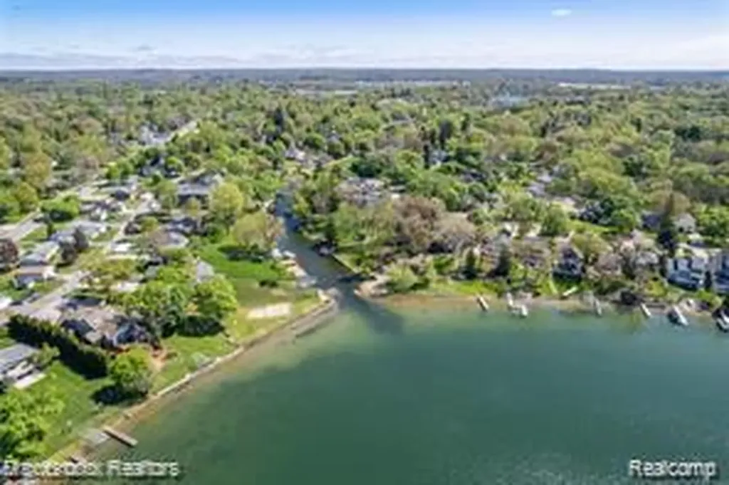 6431 Prairie Lawn Waterford Charter Township MI 48329