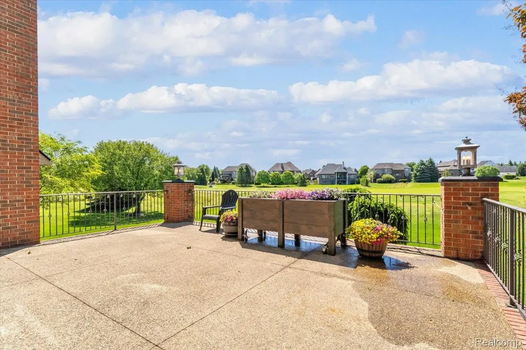 2424 Pebble Beach Drive Oakland Charter Township MI 48363