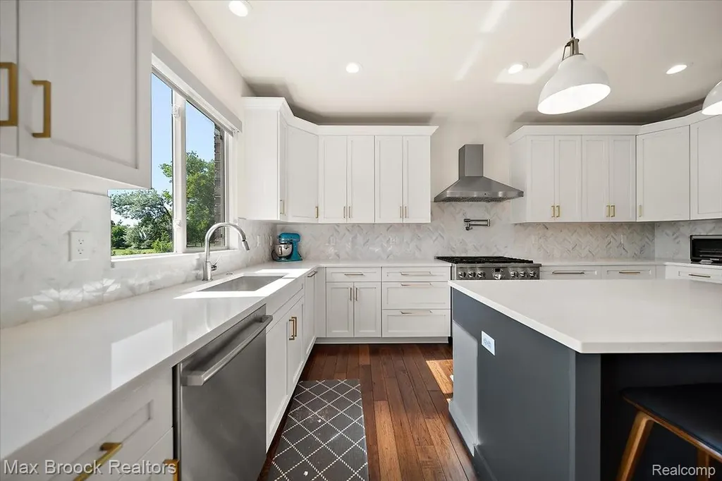 1942 Nottingham Drive Rochester Hills City MI 48307