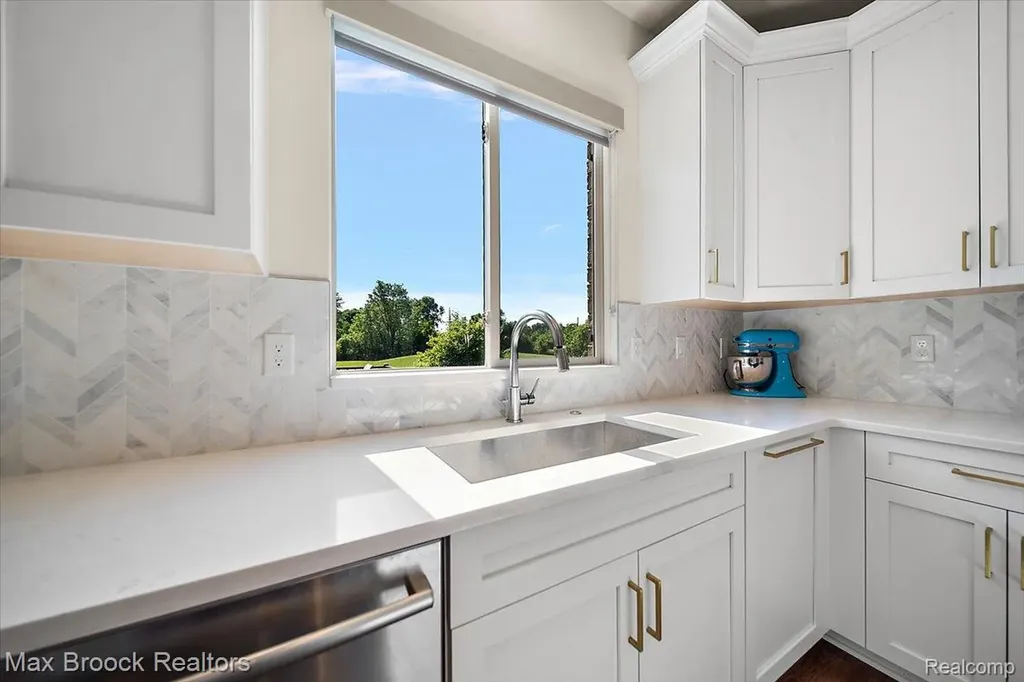 1942 Nottingham Drive Rochester Hills City MI 48307