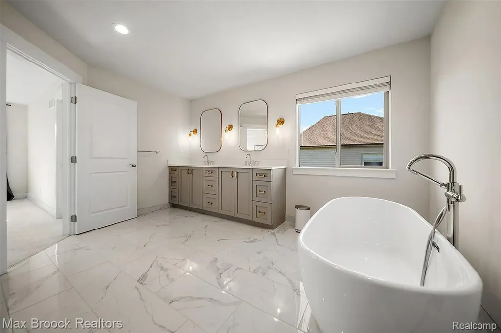 1942 Nottingham Drive Rochester Hills City MI 48307
