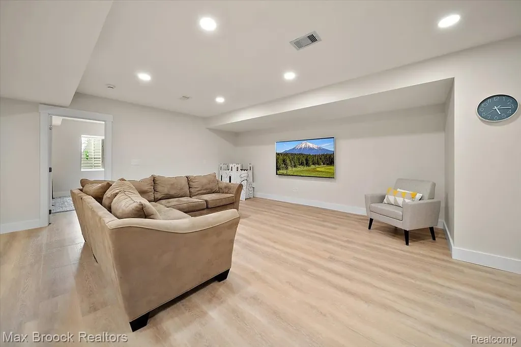 1942 Nottingham Drive Rochester Hills City MI 48307