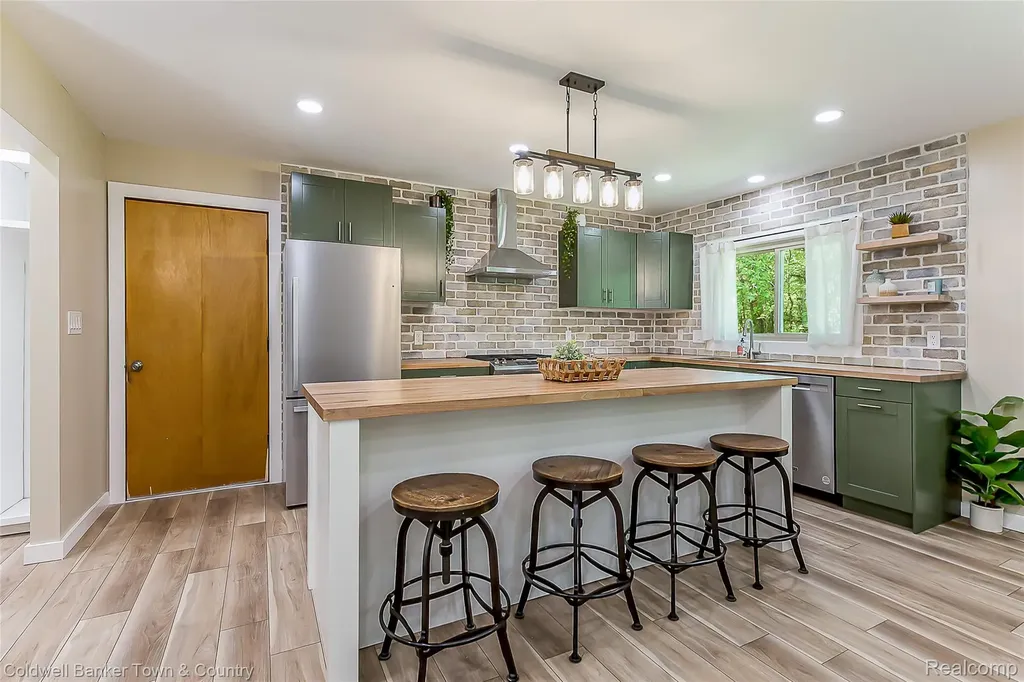 4225 N Tipsico Lake Road Hartland Township MI 48353