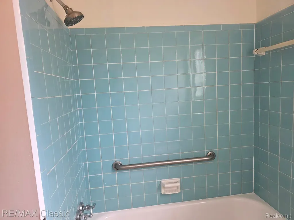 25714 Wexford Avenue Warren City MI 48091