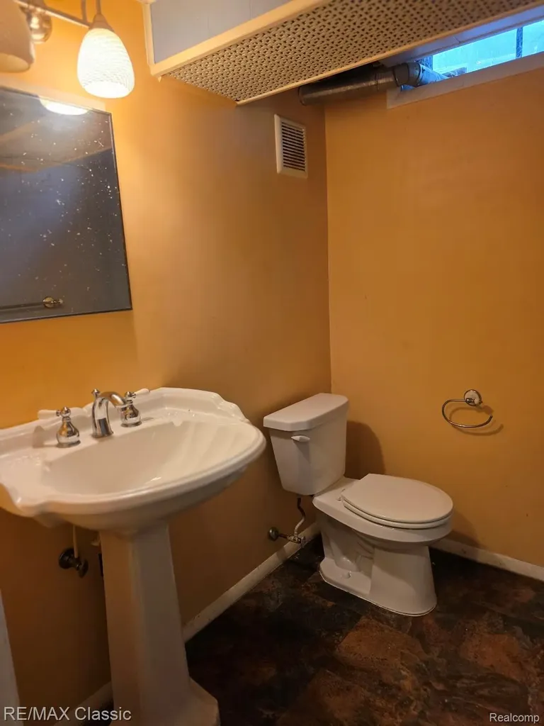 25714 Wexford Avenue Warren City MI 48091