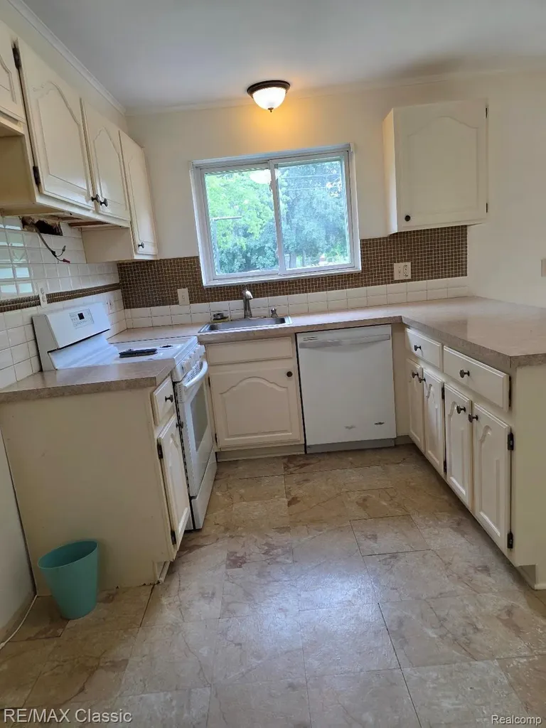 25714 Wexford Avenue Warren City MI 48091
