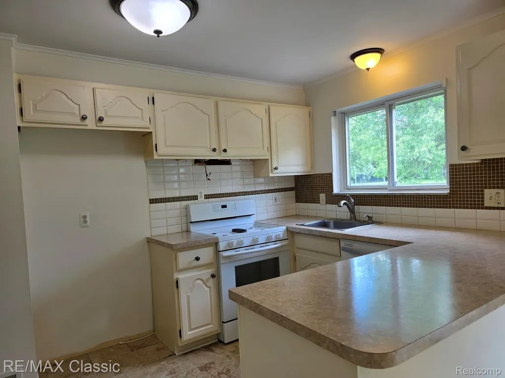 25714 Wexford Avenue Warren City MI 48091